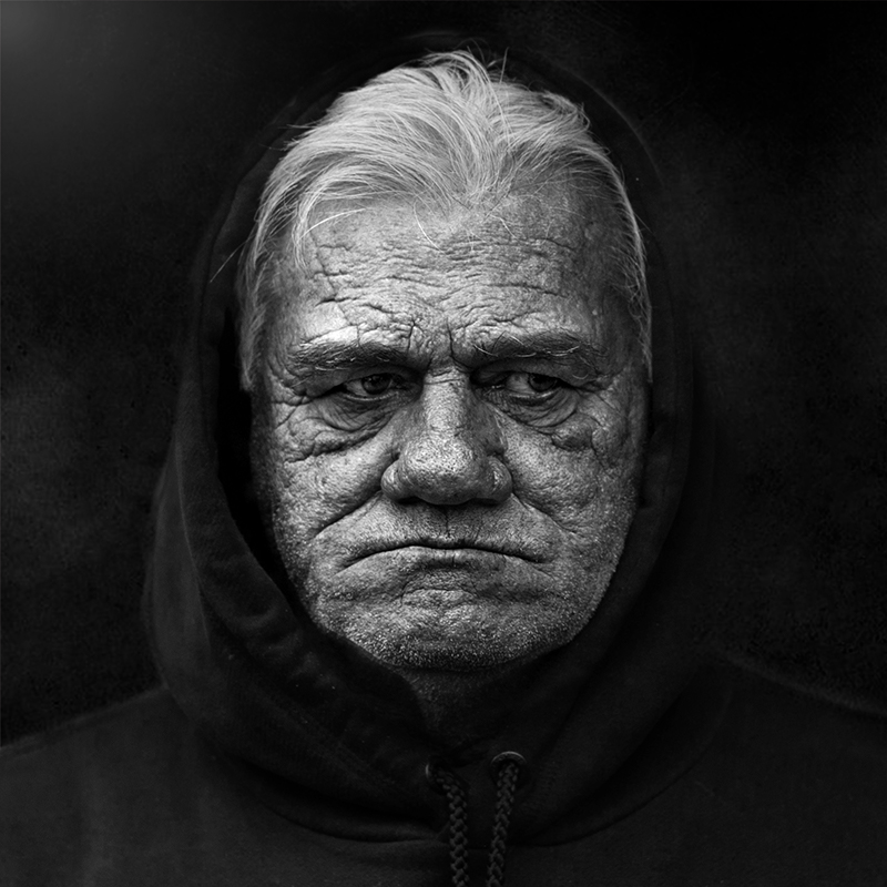 портрет мужчины в толстовке