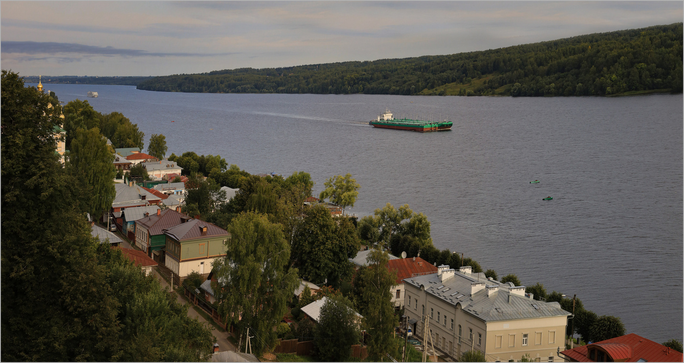 Из далека долго течёт река ...