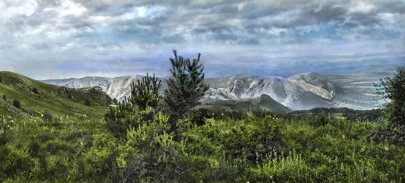 Горы в лучах заката.