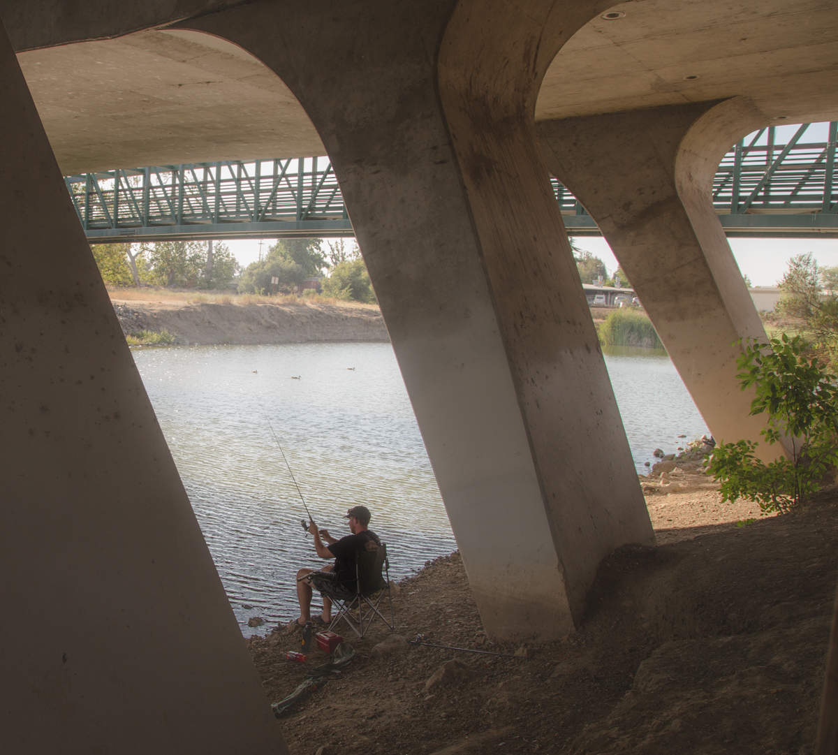 Под мостом...