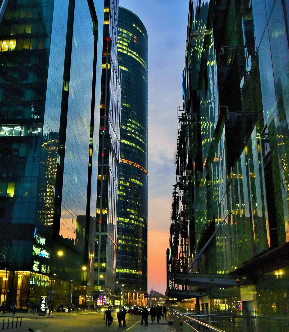 "Небоскребы, небоскребы, а я маленький такой..."