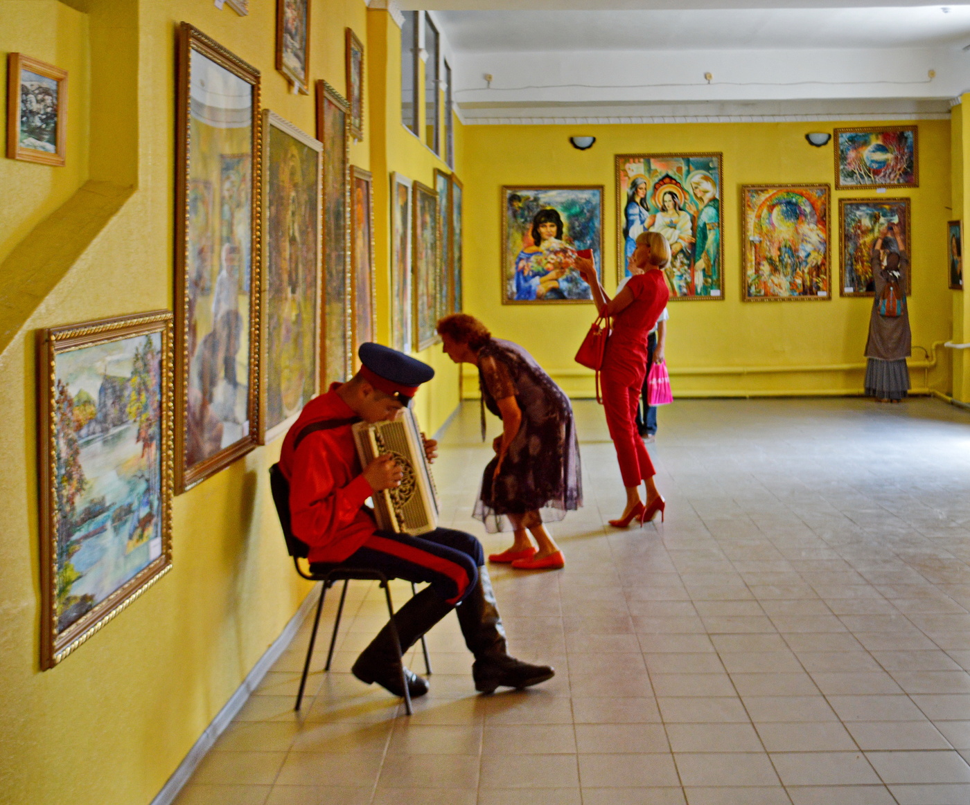 на этой выставке картин...