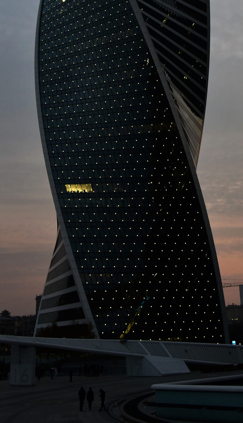 "Вот опять окно, где опять не спят ..."