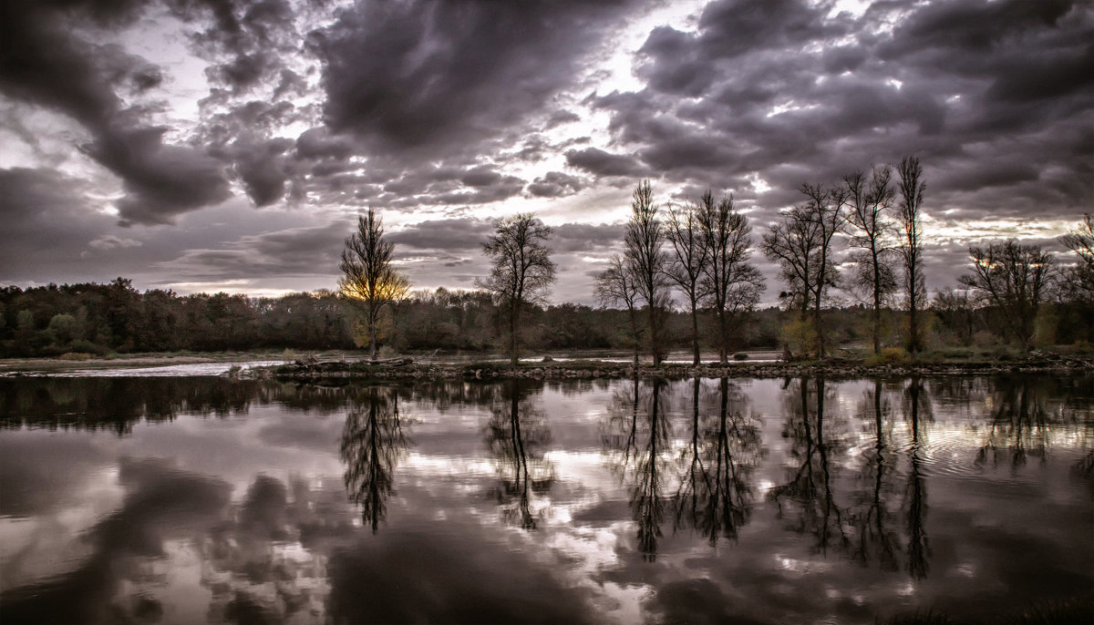 Улетели листья с тополей, повторилась в мире неизбежность...