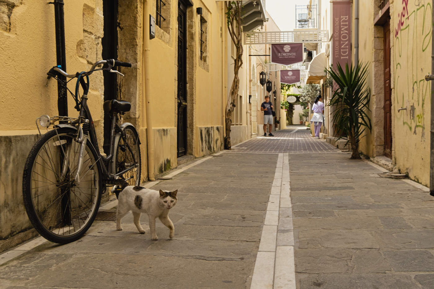 Походка от бедра.