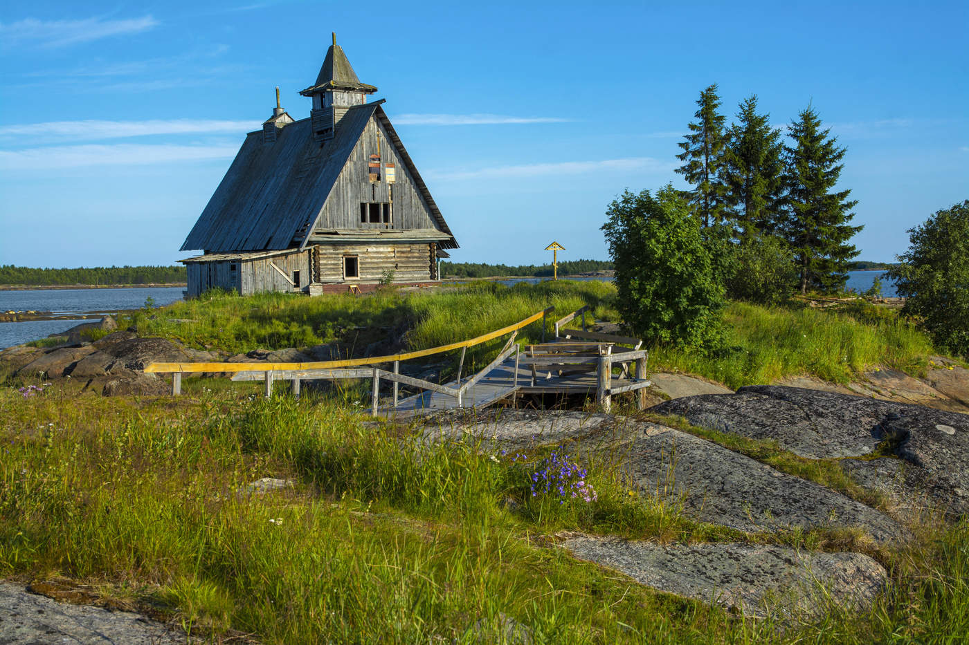 и на камнях растут цветы...