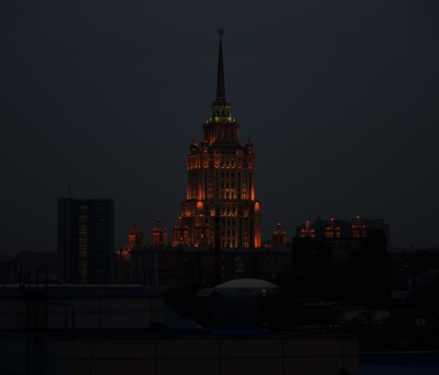 "Ночью, когда бреду, в чьей-то любви промокнув..."