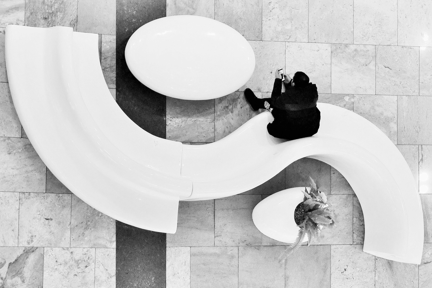 "А одиночество бывает сразу - с последними прощальными гудками..."