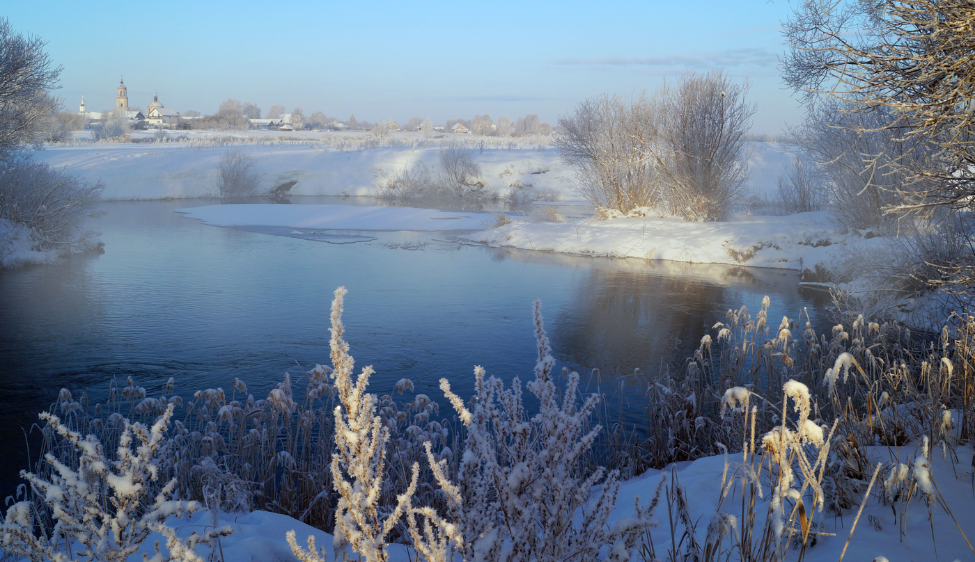 У речки за околицей