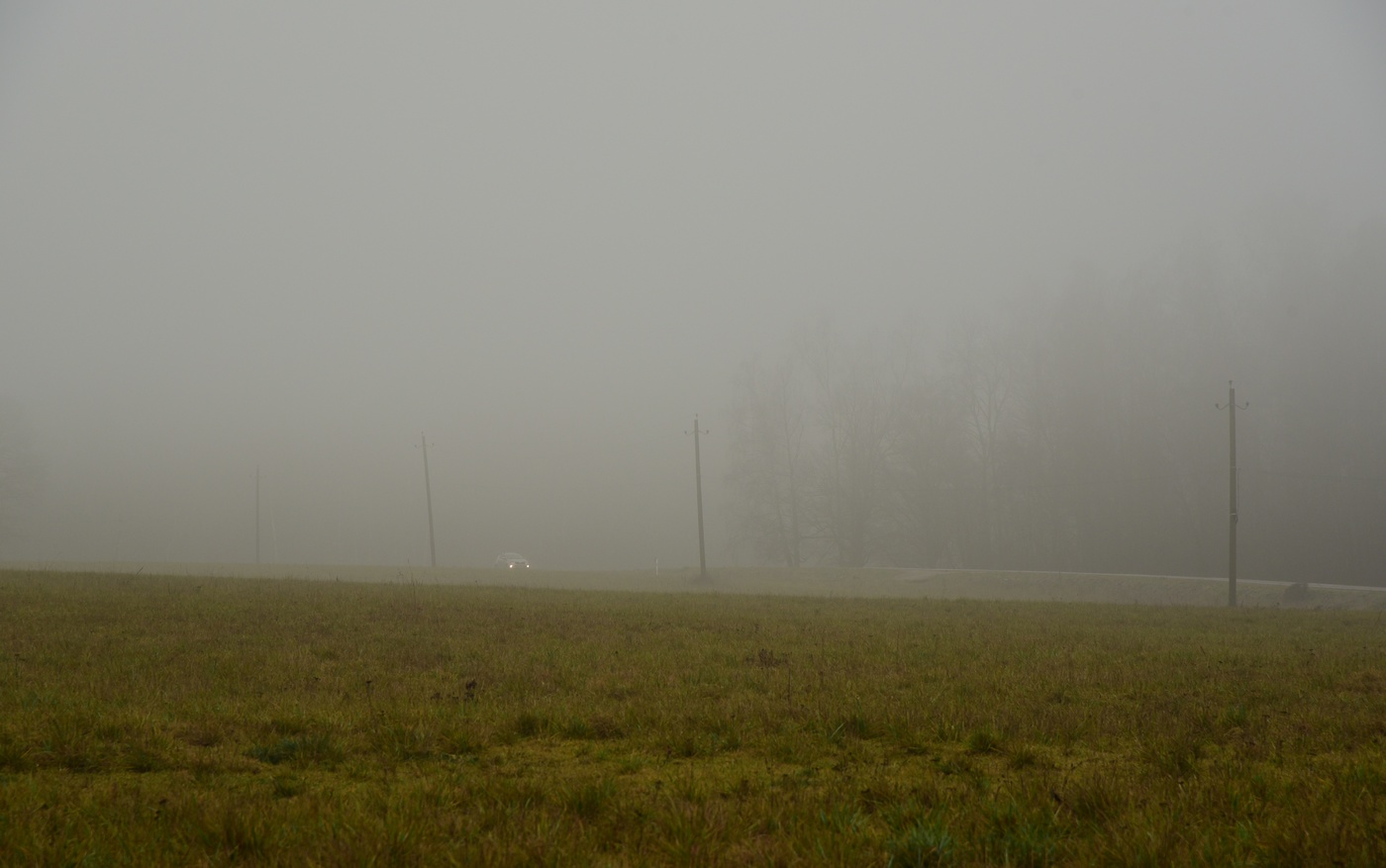 "Слепой авто врезается в туман ..."