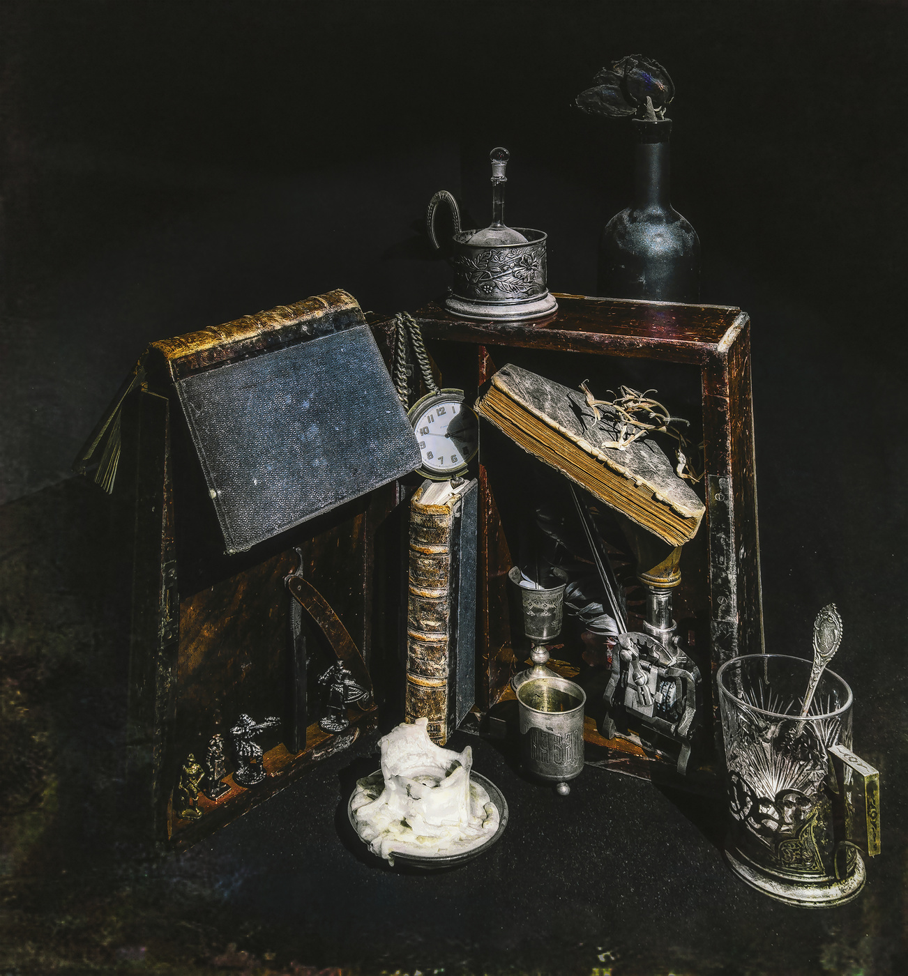 На чердаке.