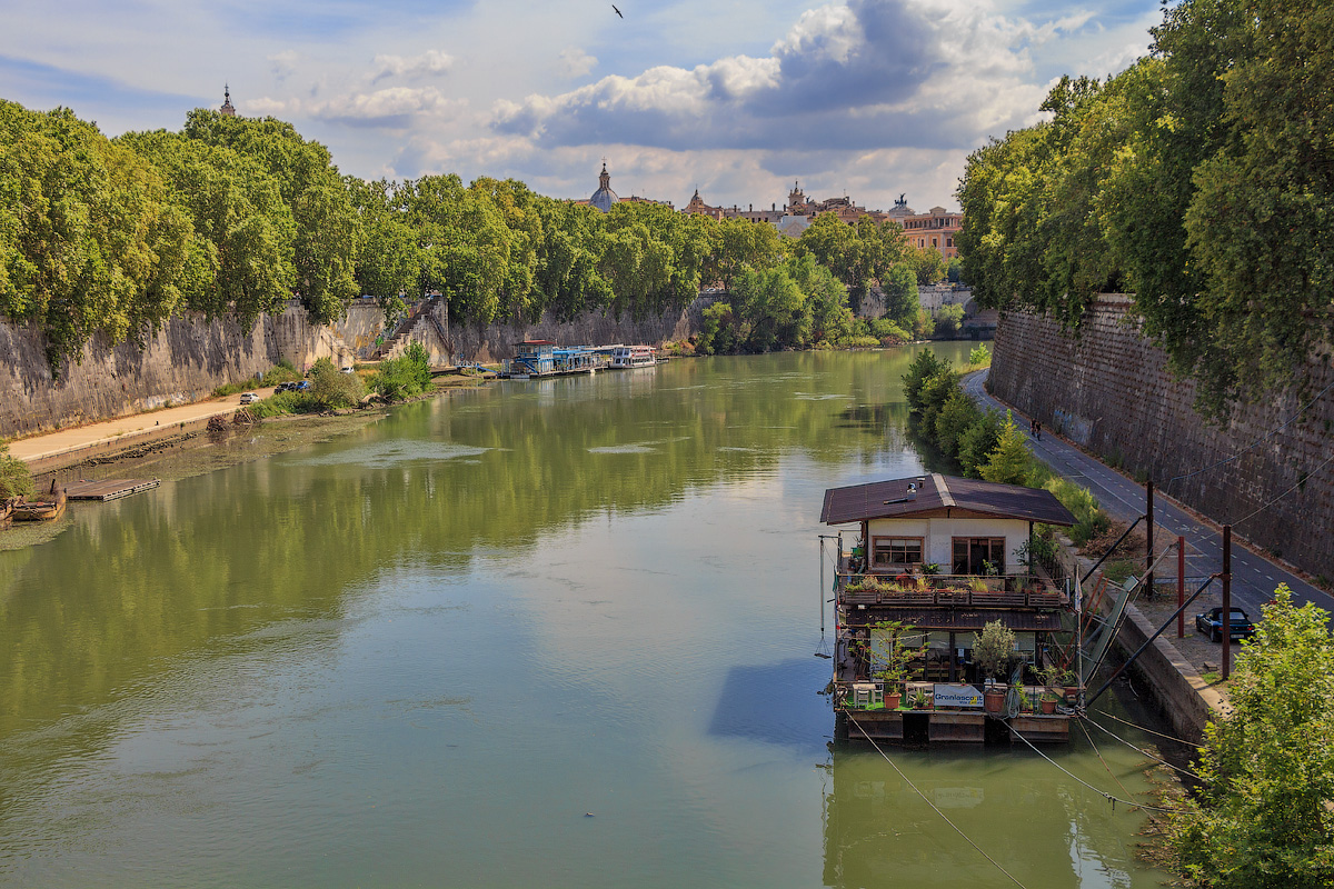 Домик на реке