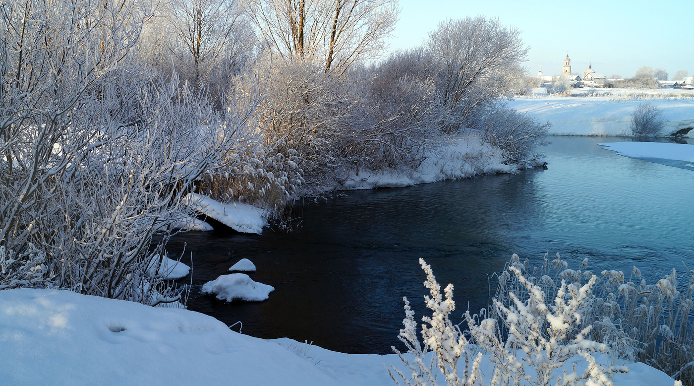 У речки за околицей