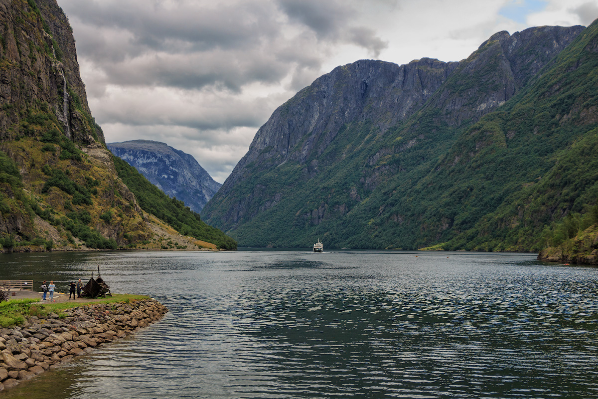 Ветер нёс над фьордом клочья рваных туч