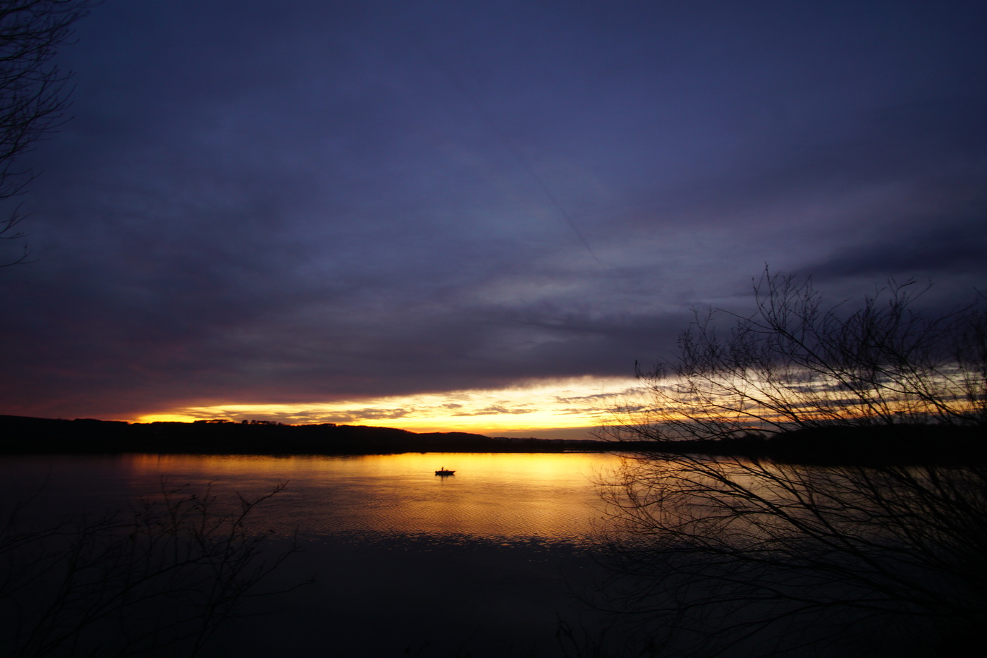 Одинокий рыбак.