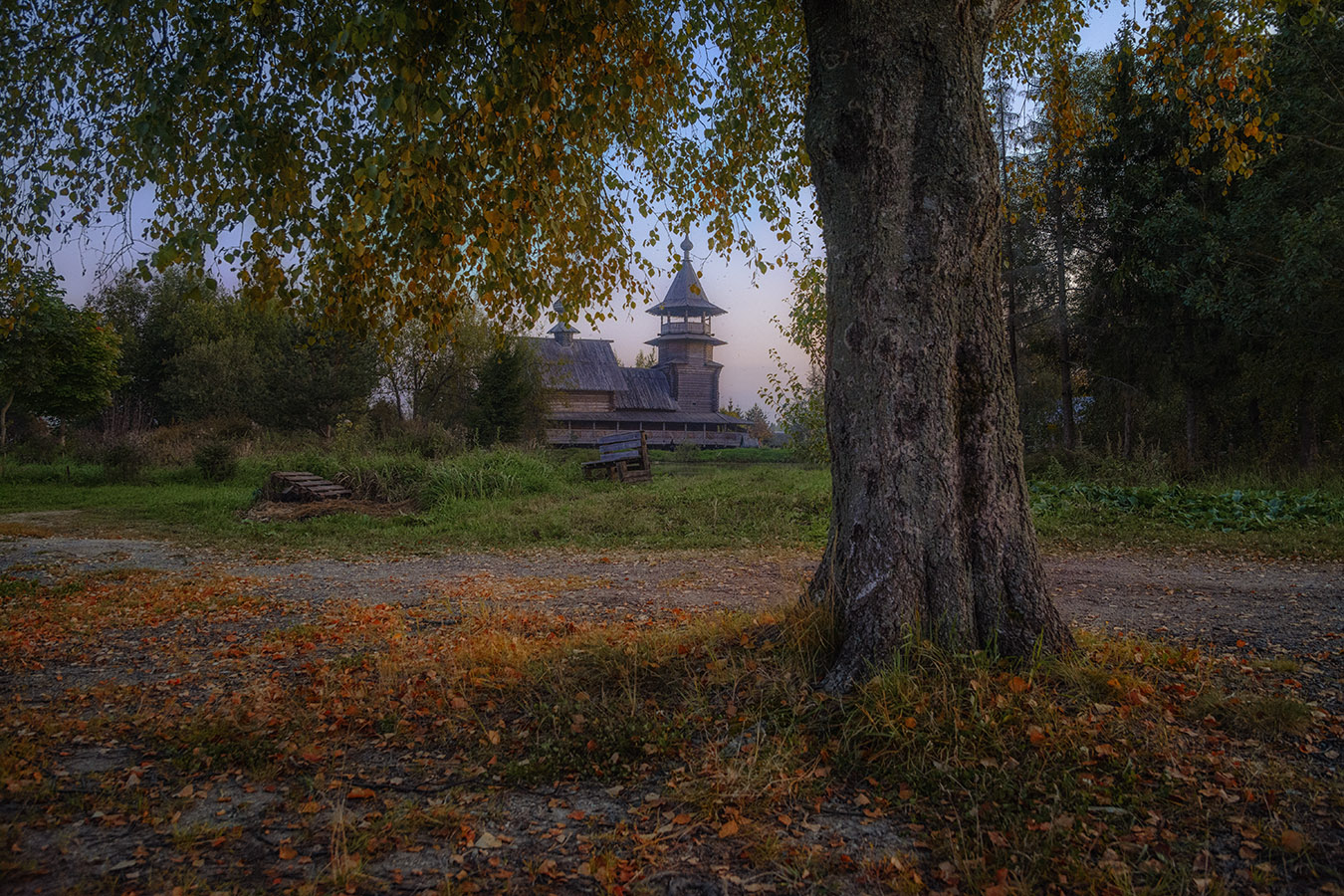 Вечер бродит....