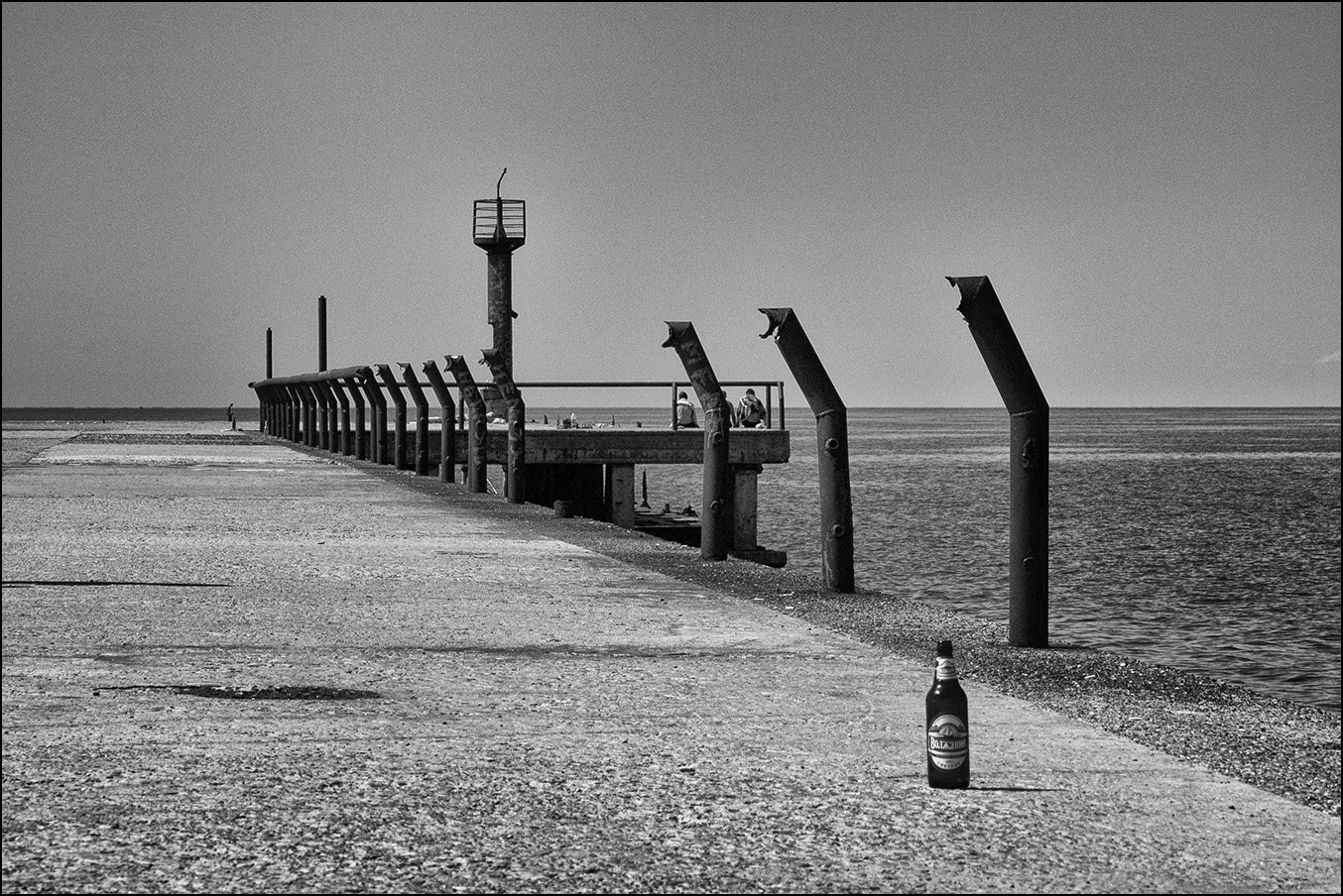 пейзаж с бутылью и горизонтой посередине