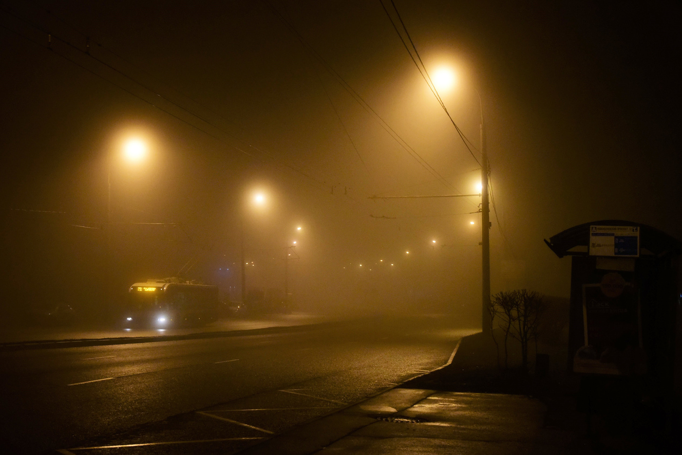 "Полночный троллейбус, мне дверь отвори ..."