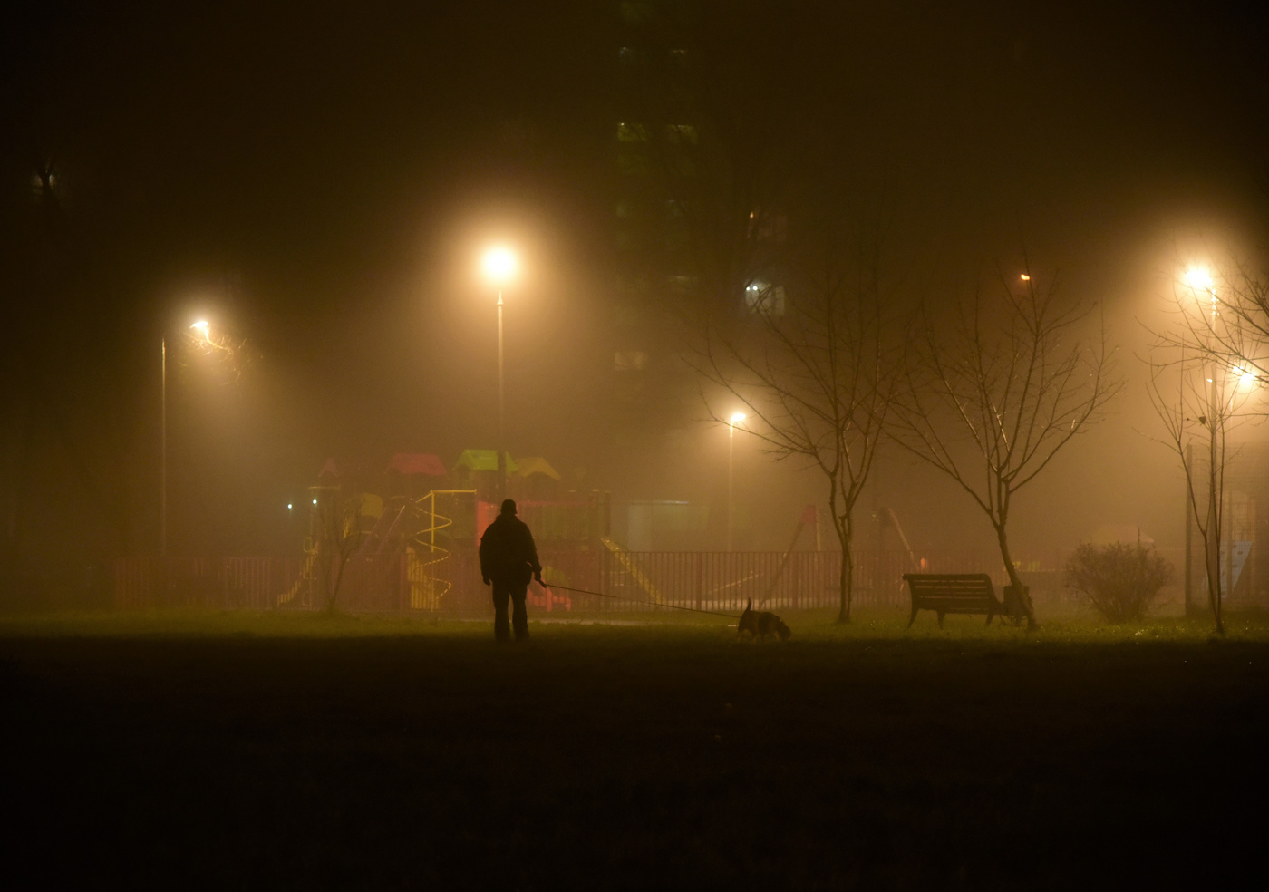 "Спящий город вдыхает осень и туман ..."