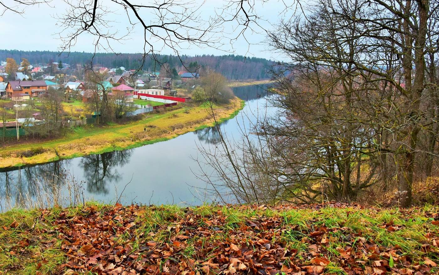 "Мы идем и под ногами слышен шорох золотой..."