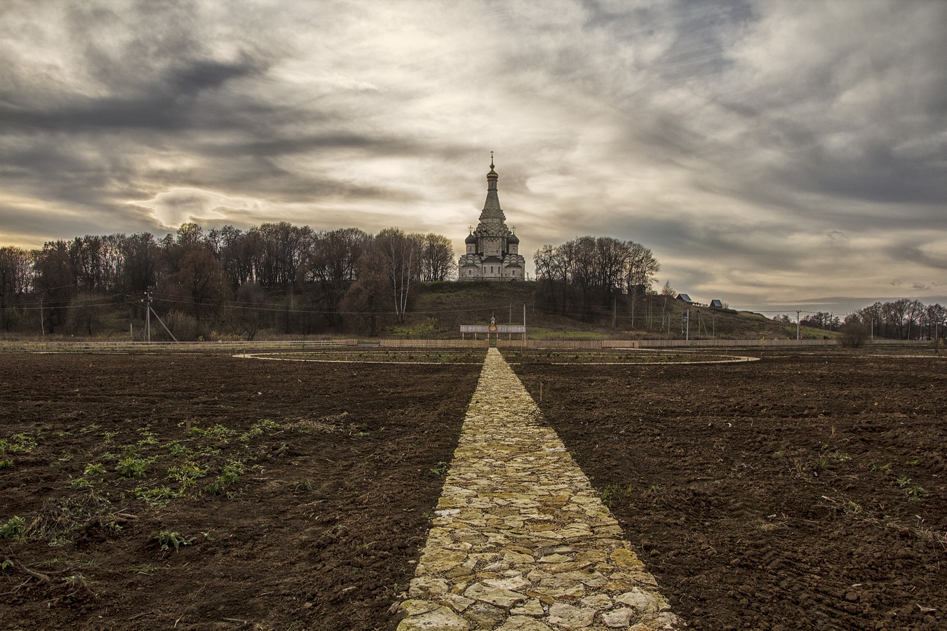 Вдали - шатровый храм Преображения Господня