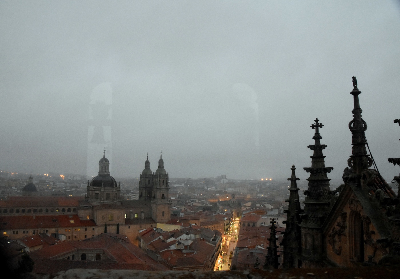Осенний туман совершает на город набеги.