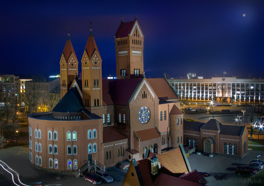 КРАСНЫЙ костёл на СЕРОЙ площади