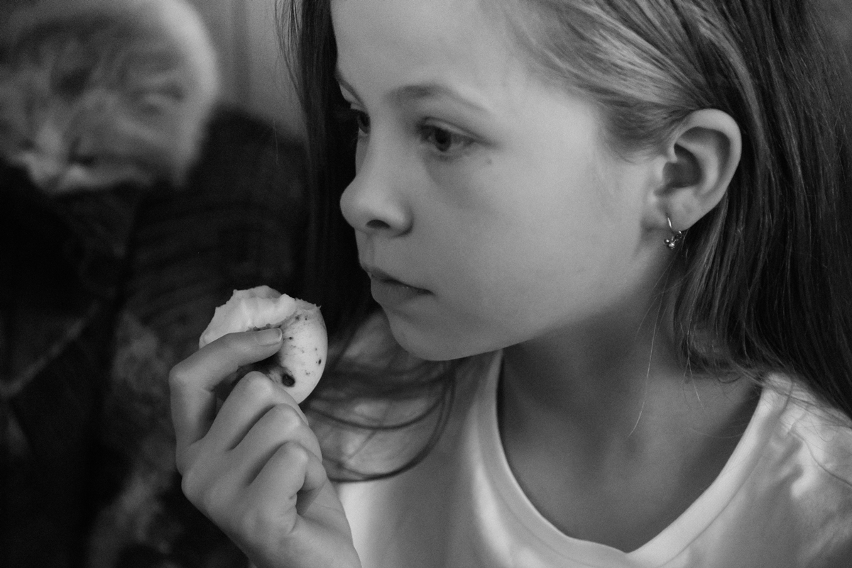 Девочка с яблоком