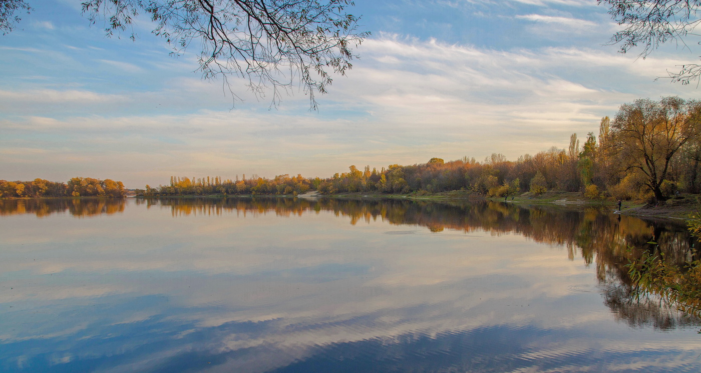 Тихое озеро небо купает...