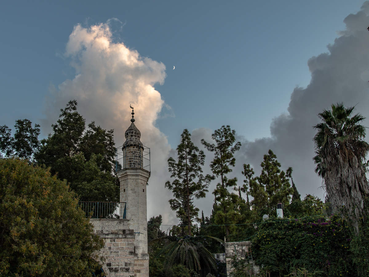 Минарет и облако