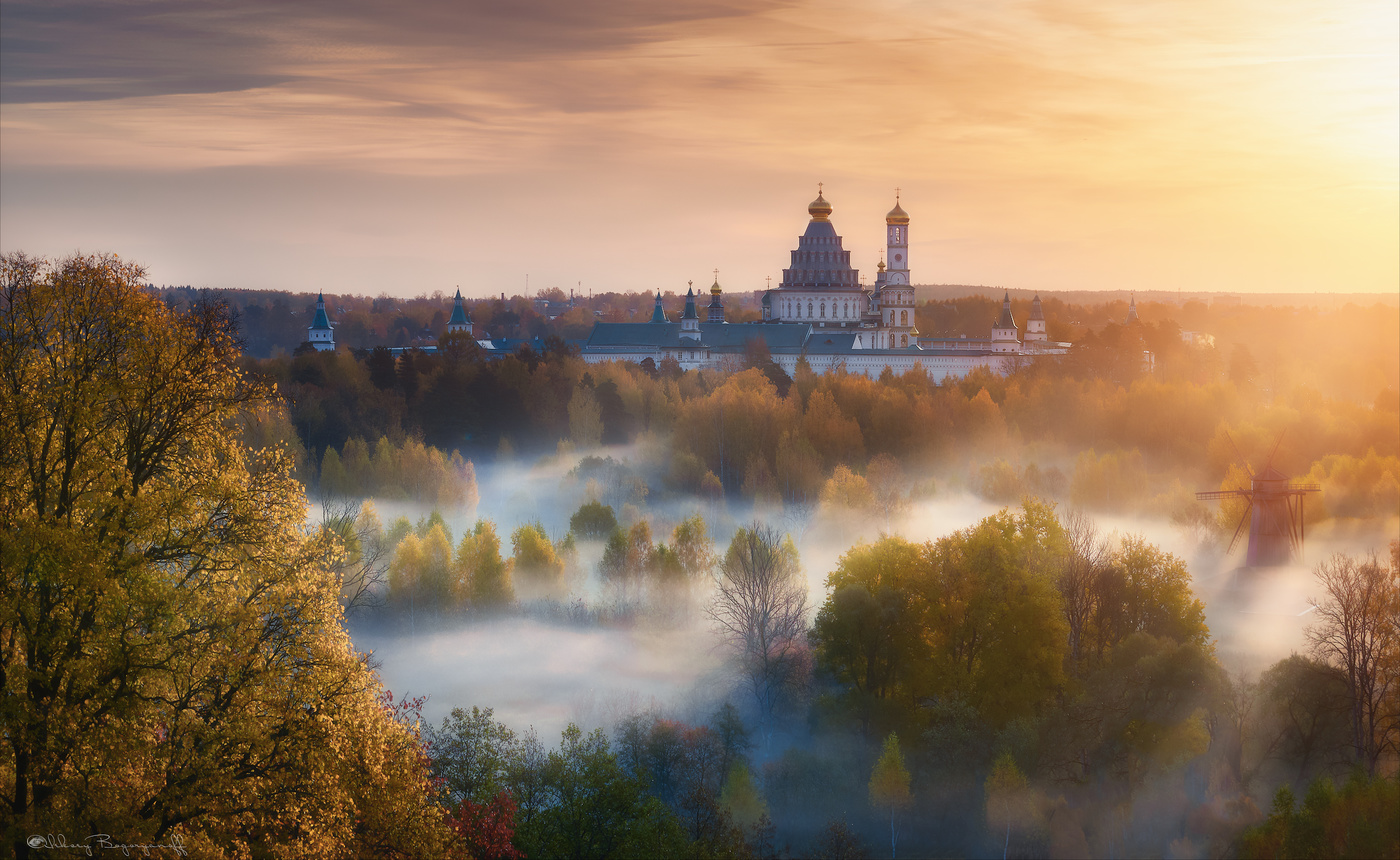 Утопая в осенних туманах.