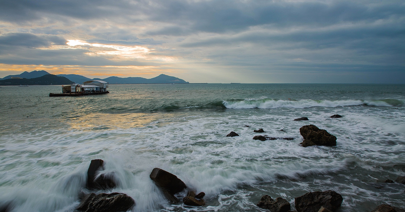 Штормит слегка на океане...