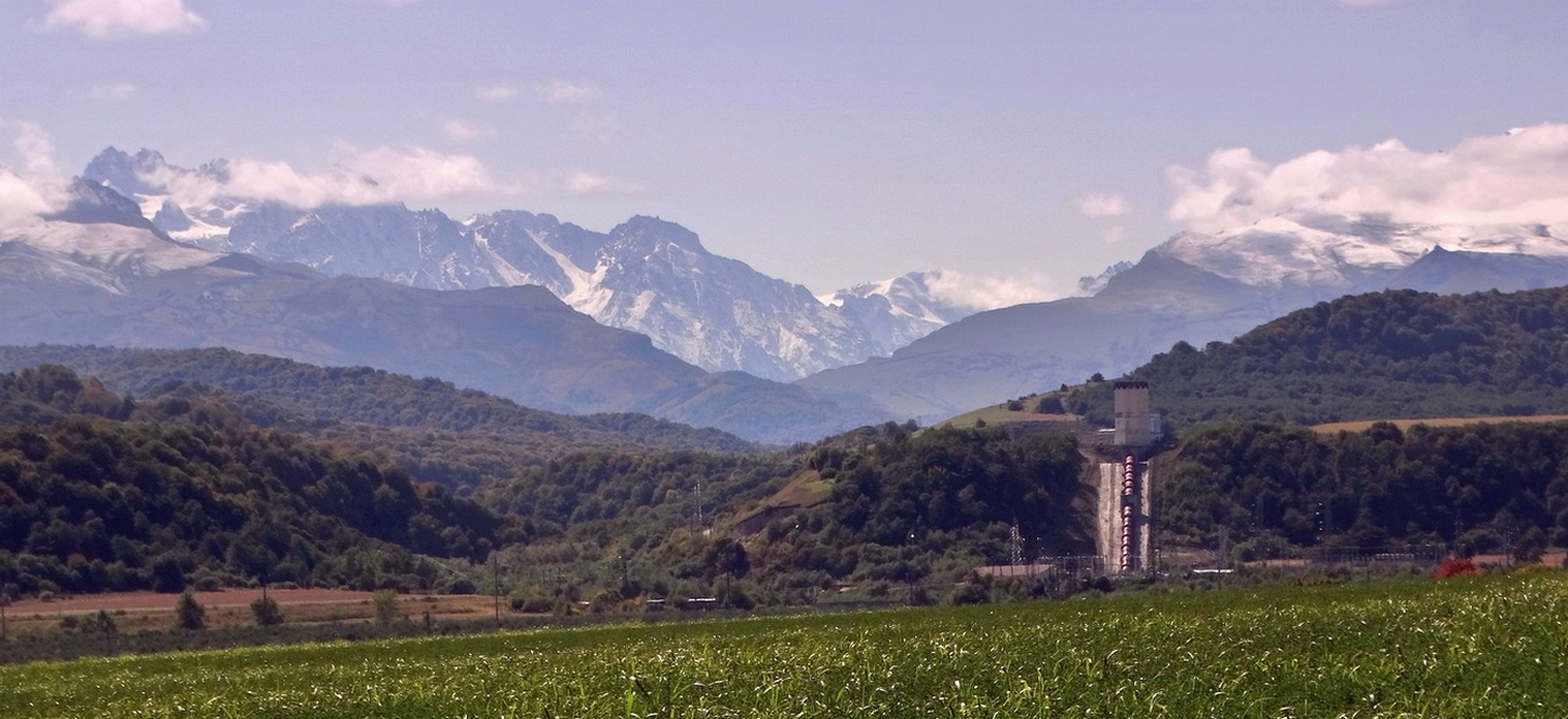 Панорама на гряду Кавказских гор