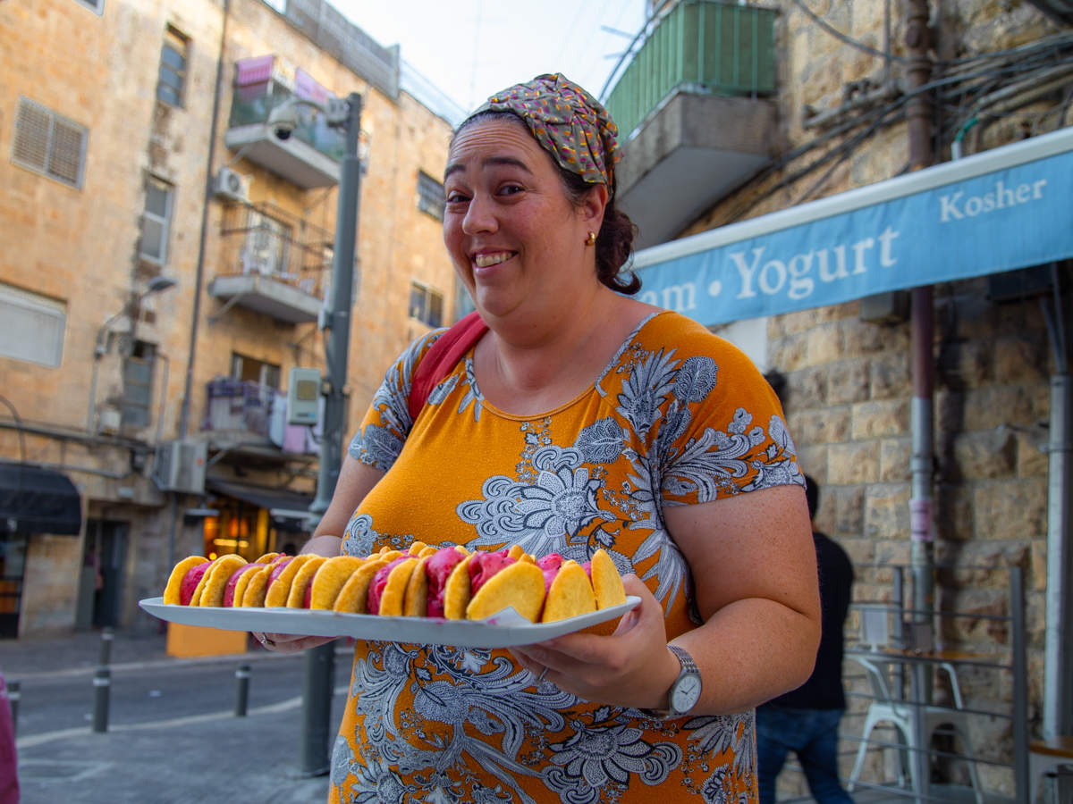 - А вот сладкие булочки!