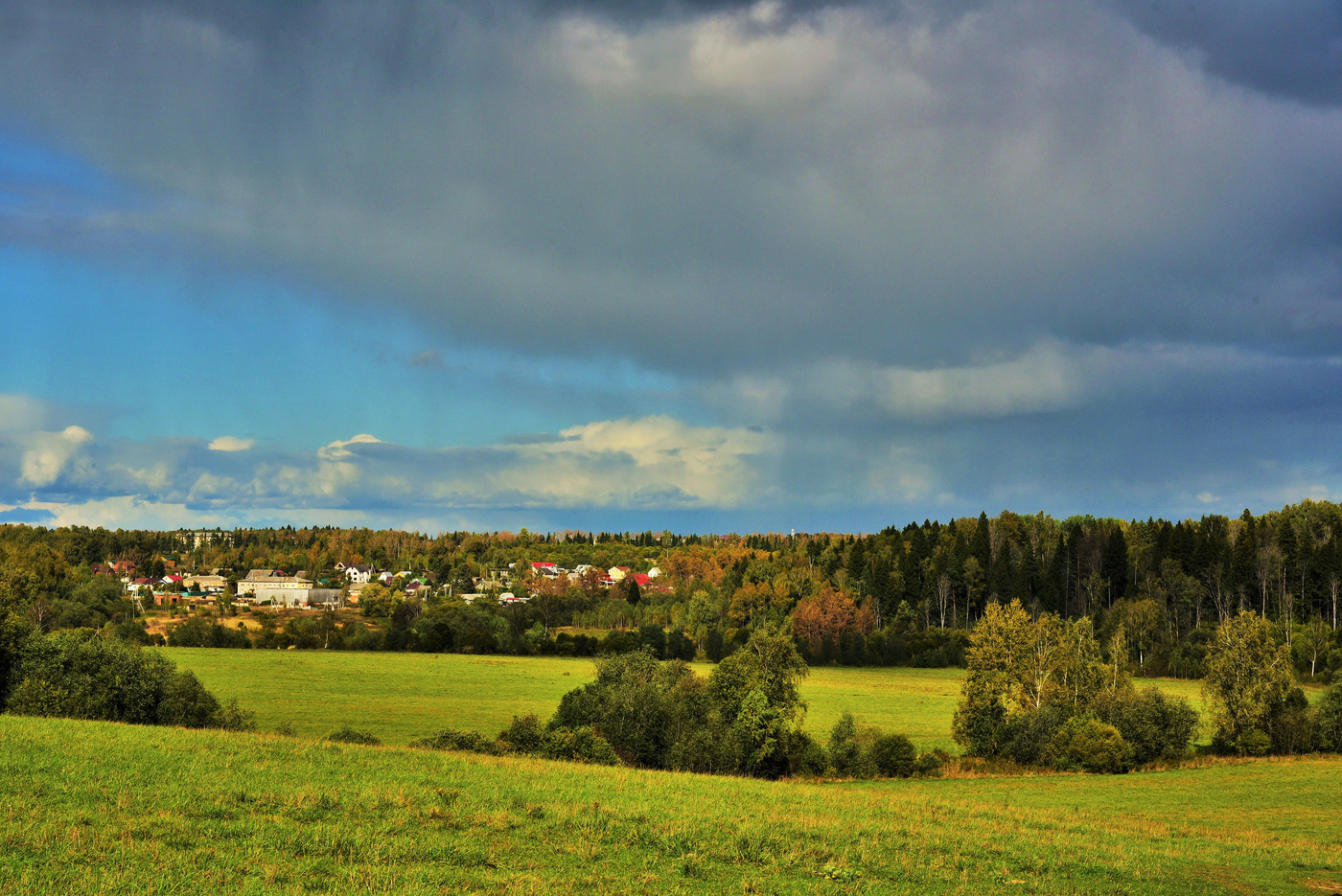 "Осенний лист еще не падал с ветки ..."