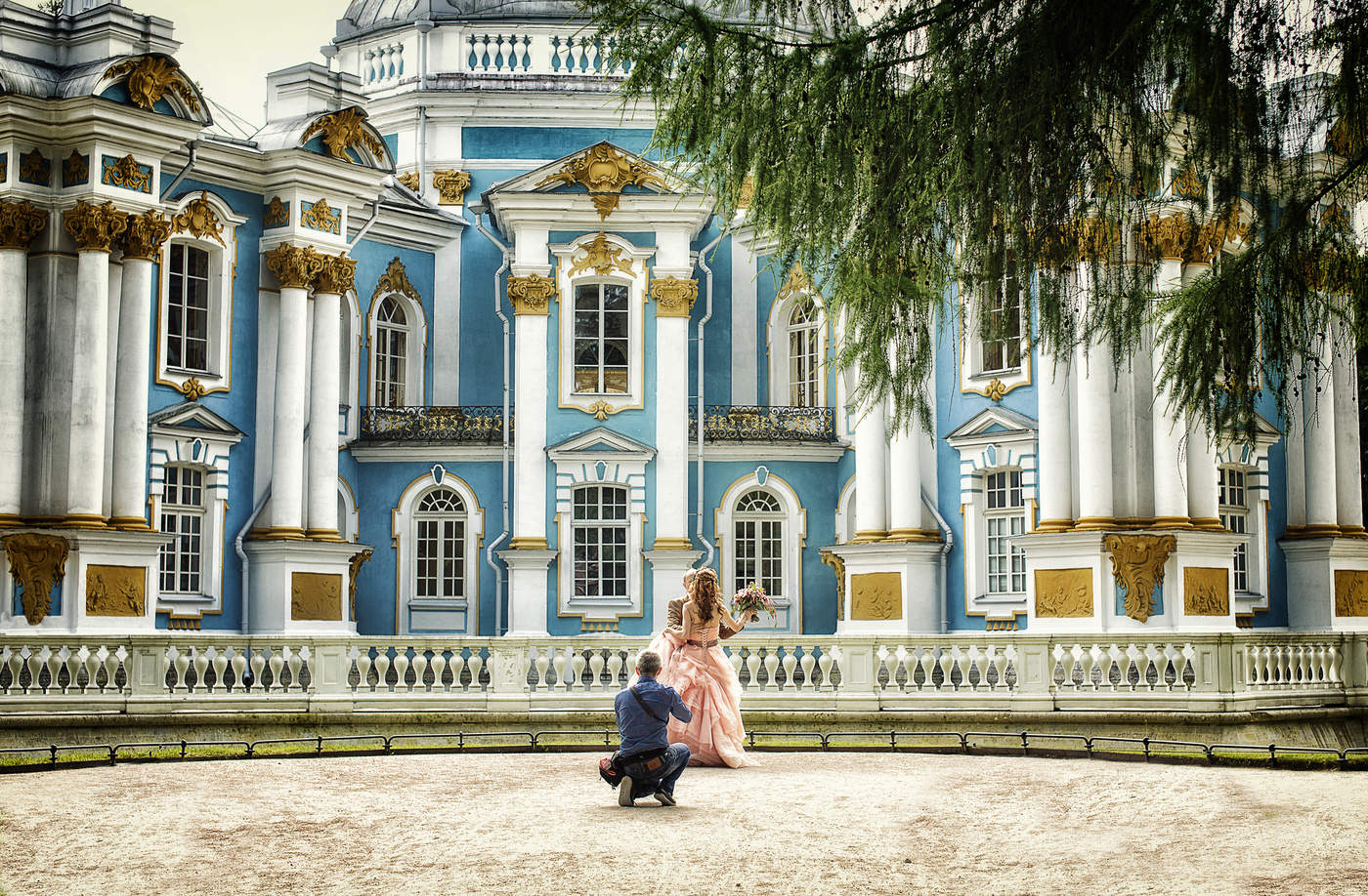 Найти безлюдную минутку в людном месте...)