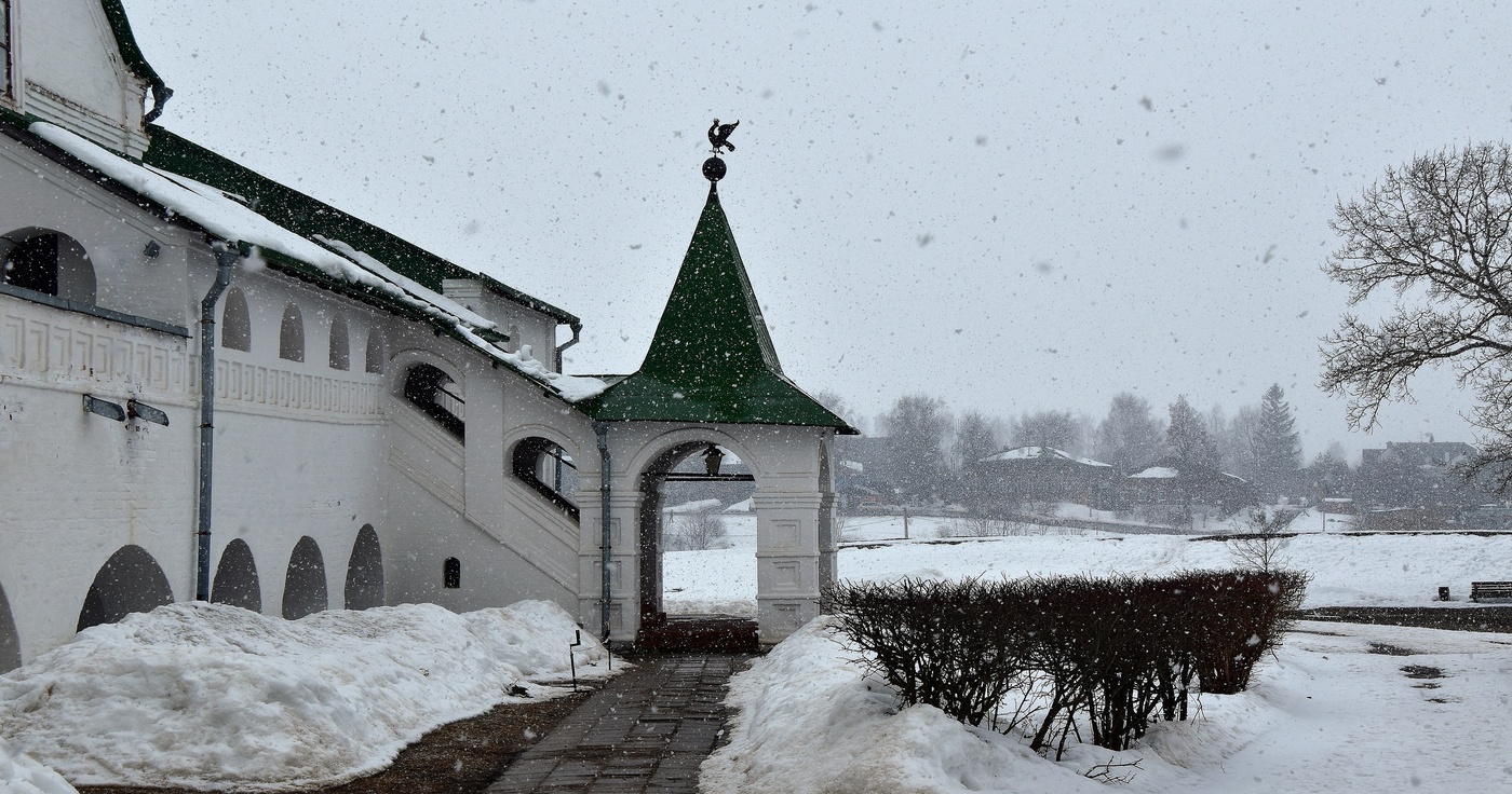 Снег по свету бродит