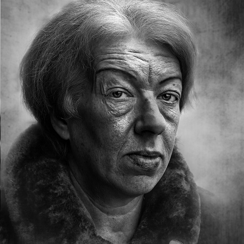 повела бровью