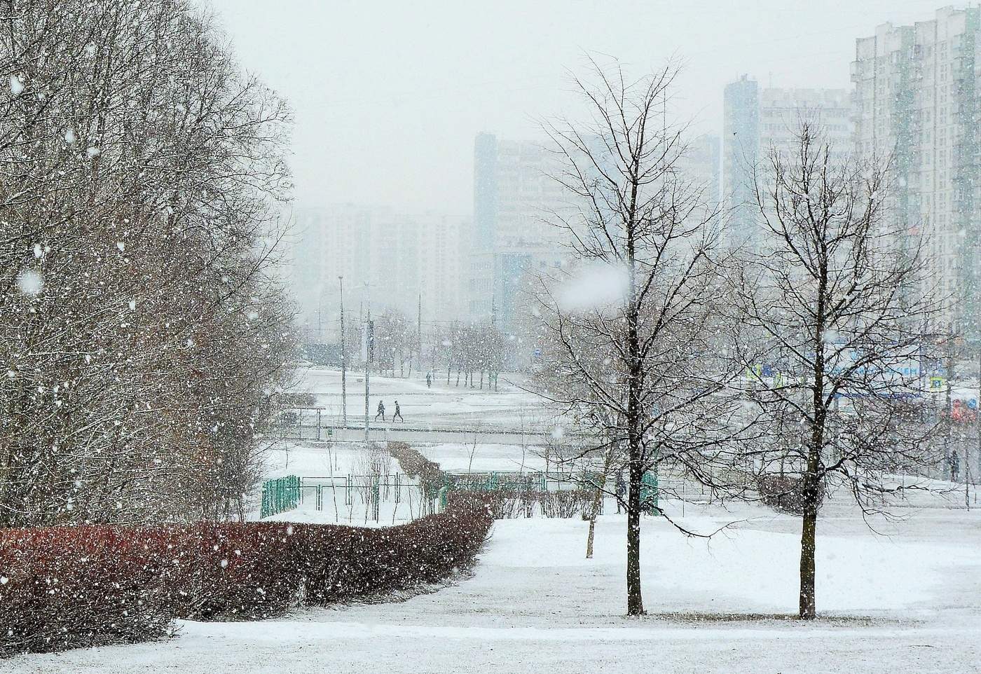 "Грусть ложится мокрым снегом ..."