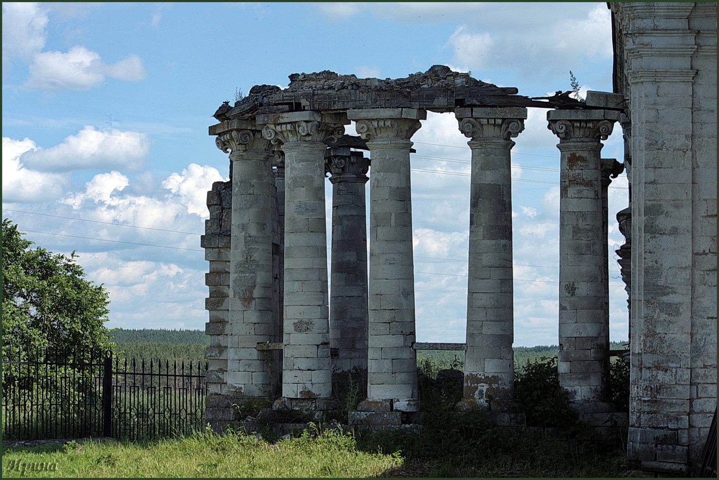 Колоннада Никольской церкви.