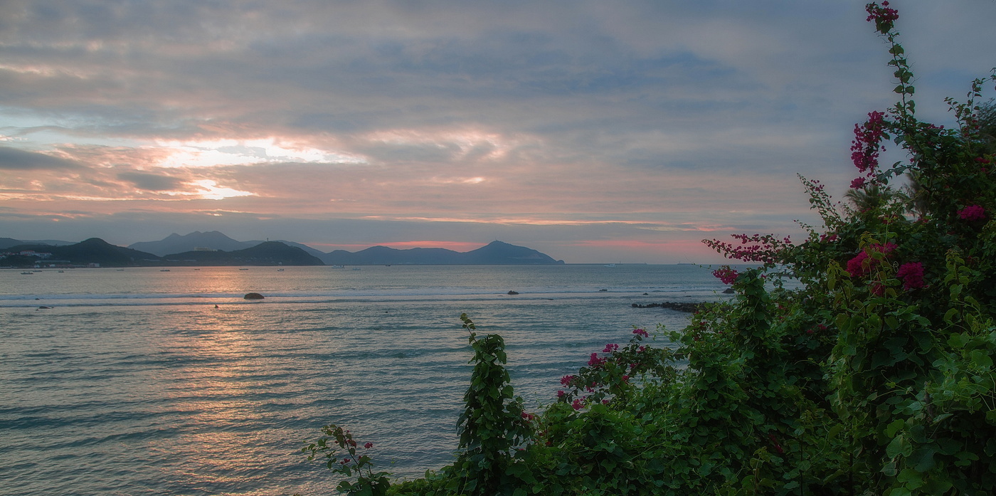 В блаженстве нежится природа...