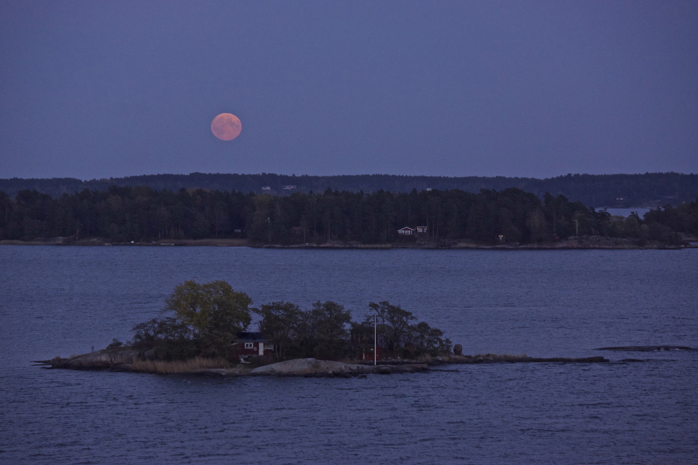 В подлунном море