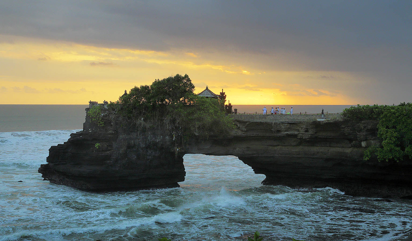 Вечер у храма Танах Лот