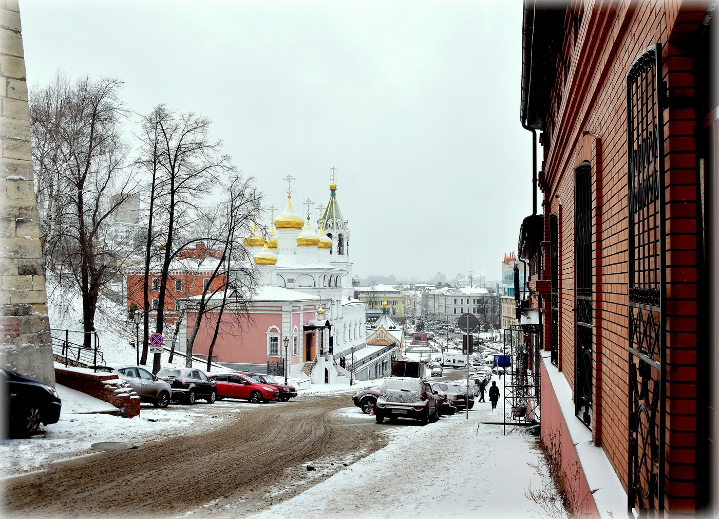 Спуск Ивановский, и мрачен, и пустынен...