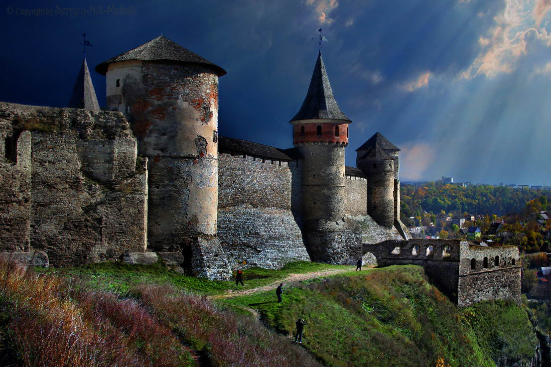 Луч света над замком в Каменец-Подольске