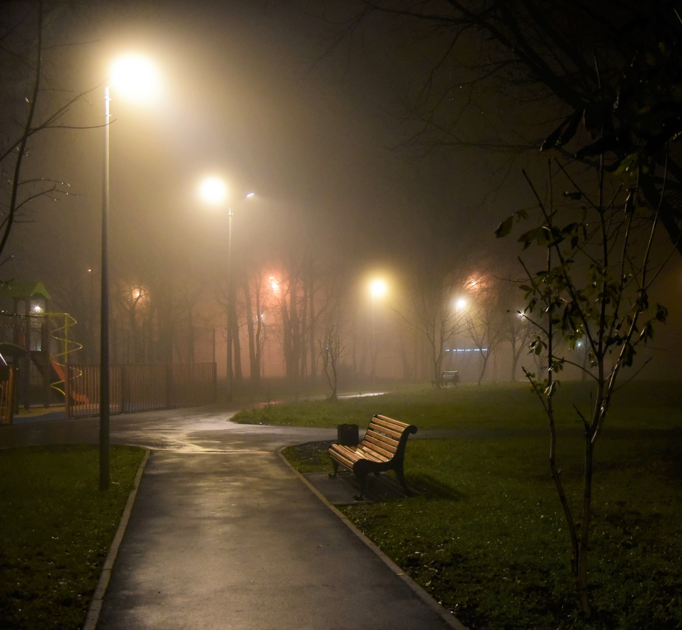 "Фонарь над лавочкою в парке ..."