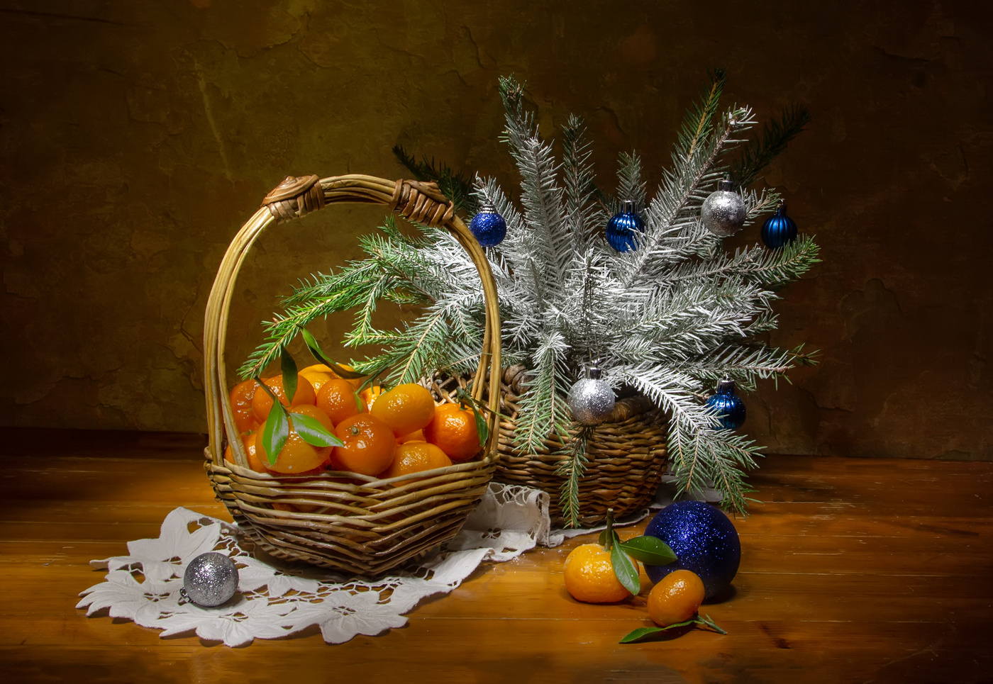 Запах хвои и мандаринов....