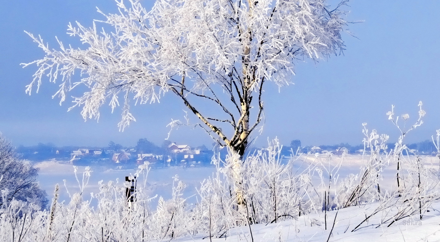 За рекой посёлок.