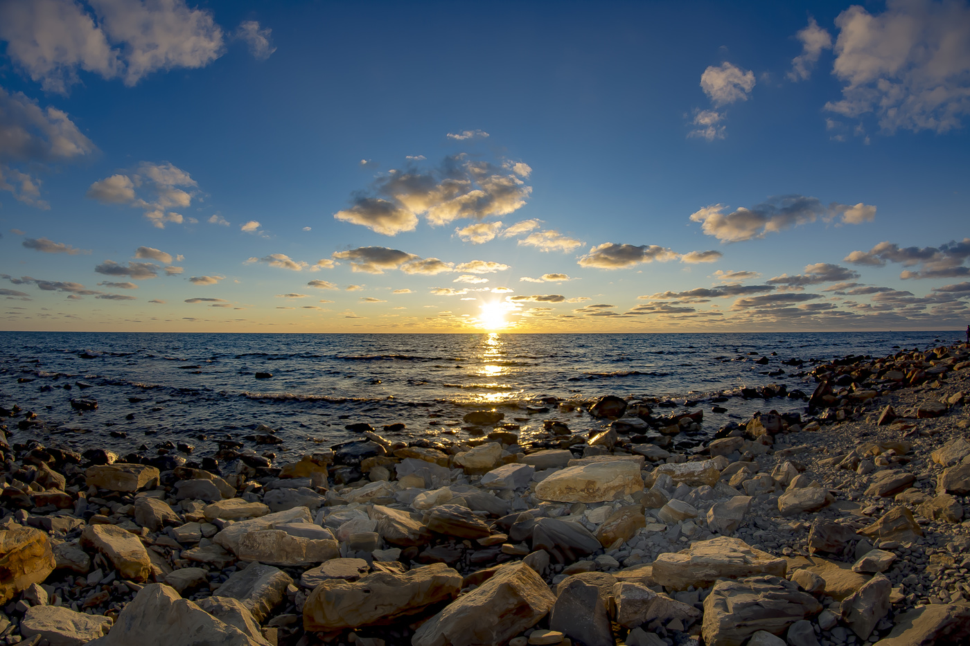 Каменистый пляж