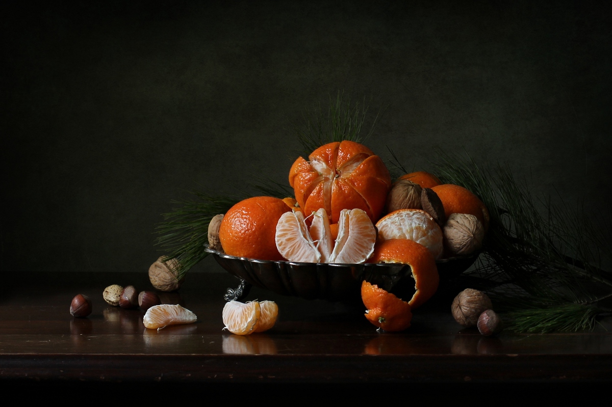 Натюрморт с мандаринами и орехами